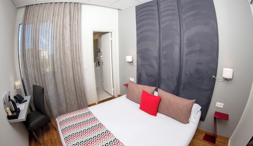 Petite chambre double avec balcon - vue piscine