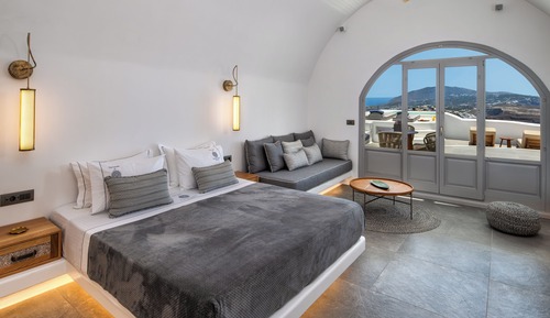 Cave Suite with outdoor jacuzzi