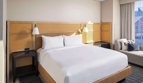 Club Room, 1 King Bed, Corner (Signia)