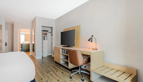 Premium Room, 1 King Bed (Trainer)