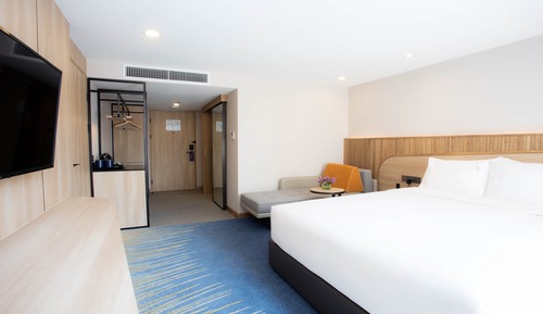 Standard Room, 1 Queen Bed, Accessible (Free Breakfast)