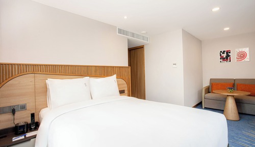 Standard Room, 1 Queen Bed (Free Breakfast)