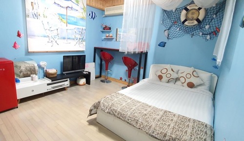 Room (Coral)