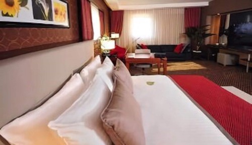 Suite, 1 King Bed, Smoking, Corner
