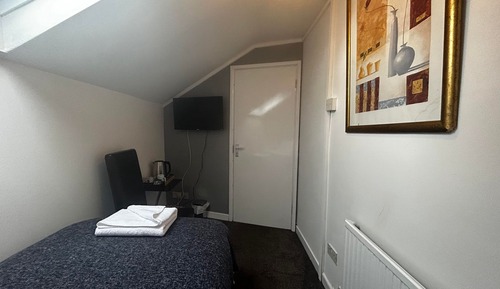 Single Room, Private Bathroom
