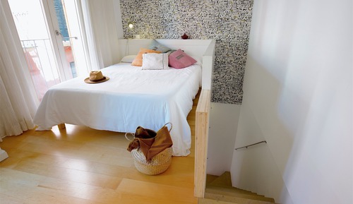 Studio, Balcony