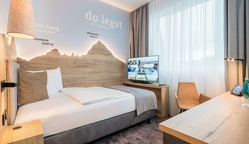 Classic Room, 1 Queen Bed (Walk-in Shower)