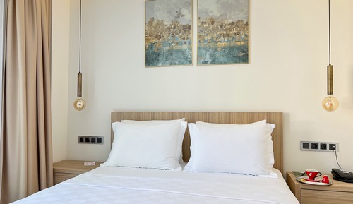 Comfort Room, 1 Queen Bed, Non Smoking, Pool View