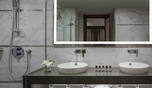 Suite, Corner