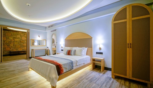 Room, 1 King Bed, Patio, Partial Sea View