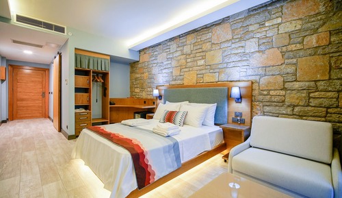 Superior Room, 1 King Bed, Accessible, Partial Sea View