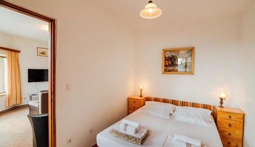 House (One bedroom Holiday Home with pool an)