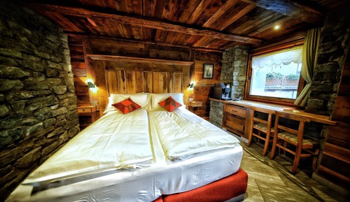 Deluxe Double Room, 1 King Bed, Non Smoking, Jetted Tub