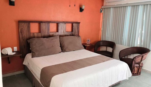 Basic Room, 1 King Bed, Accessible