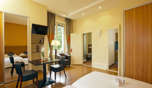Appartement lits jumeaux avec baignoire (2 personnes)