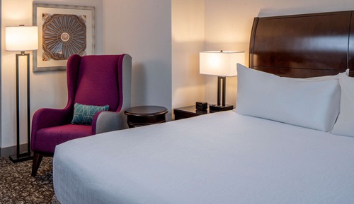Suite, 1 King Bed, Accessible