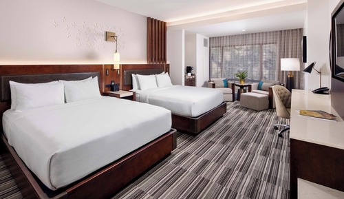 Club Luxury- 2 Queen Beds