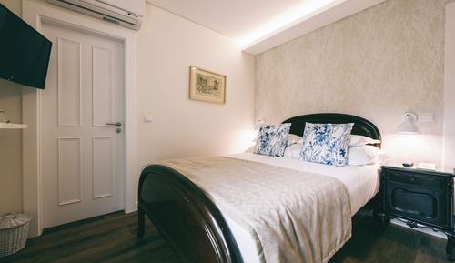 Classic Plus / basic room with private bathroom, balcony and partial sea view