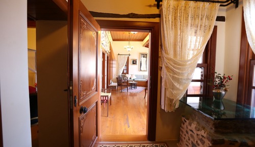 Honeymoon Suite, Sea View