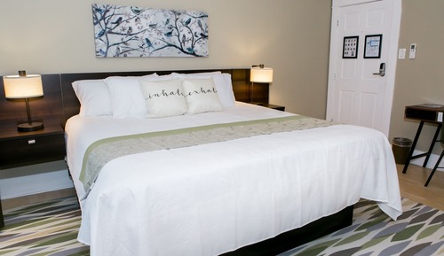 Downtown ADU Queen Studio with Kitchenette