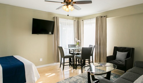 Downtown Jr Queen Suite with City View