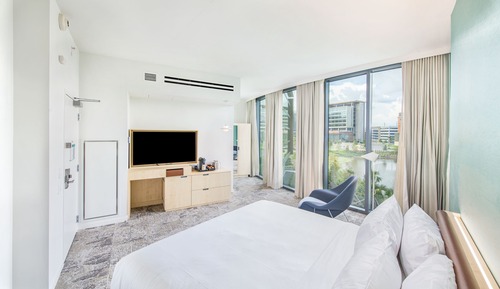Studio, Lake View