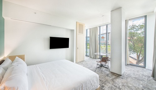 Suite, Lake View