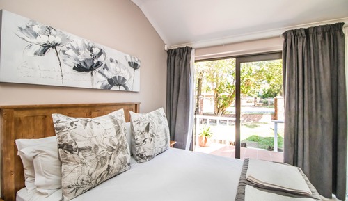 Little Rose Guest Room 1