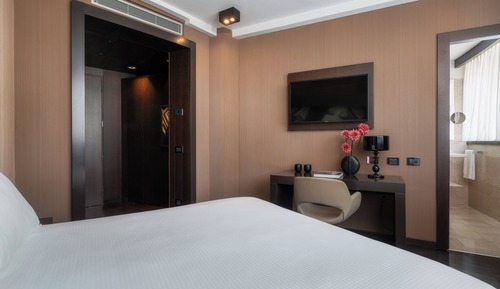 Premium Room, 1 King Bed, Corner
