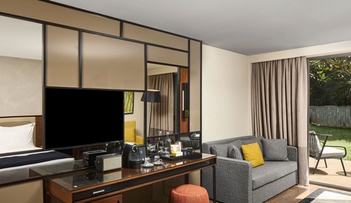 Suite, 1 Double Bed, Non Smoking, Garden View (Patio)