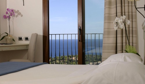 Room, Sea View