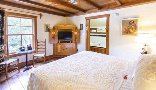 Deluxe Suite (Romance)
