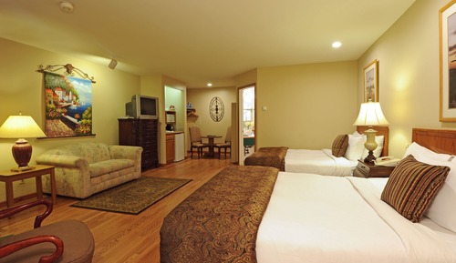 Standard Room, 2 Queen Beds, Lake View