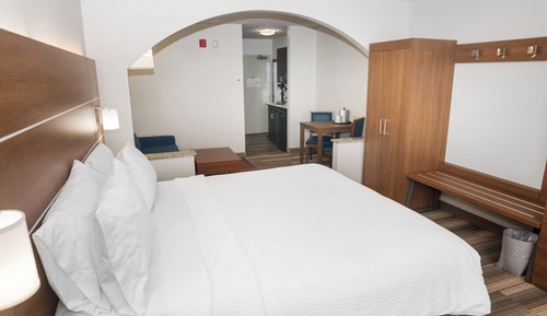 Standard Room, 1 King Bed, Roll-in Shower (Communications)