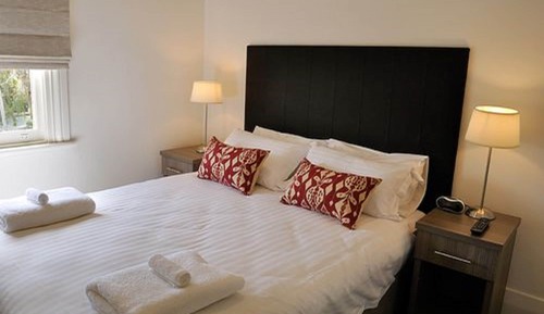 Standard Queen Room (Shared Bathroom)