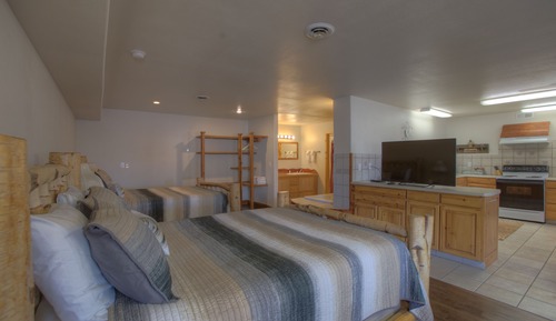 Suite, 2 Queen Beds with Kitchen and 2 Person Jetted Tub (Memories)