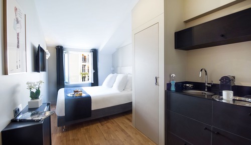 Deluxe Communicates Room