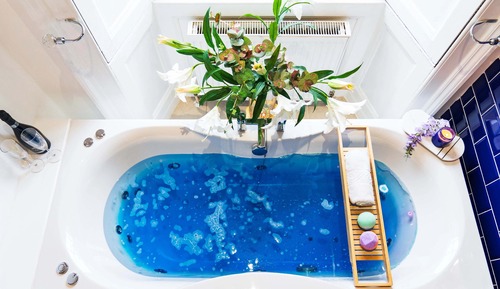 Deluxe Suite, Bathtub