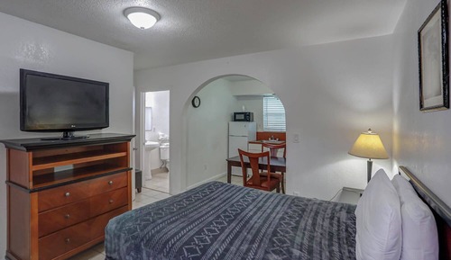 Studio, 1 Queen Bed, Garden View