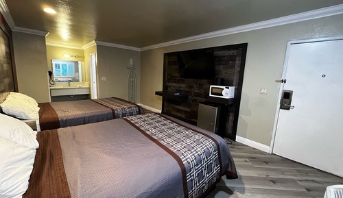 Deluxe Queen Room with Two Queen Beds
