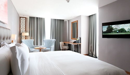 Room, 1 King Bed, Non Smoking, Pool View (Corner)