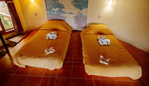 Deluxe Yurt, 1 queen bed and 3 single beds (Caiman)