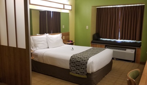 Studio Suite, 1 Queen Bed, Mobility Accessible, Non Smoking (Bathtub w/ Grab Bars)
