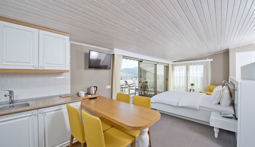 Penthouse Suite with Sea and Pool View