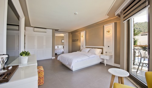 Superior Suite with Sea and Pool View 