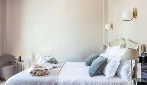 Deluxe Room, 1 King Bed, Non Smoking, River View