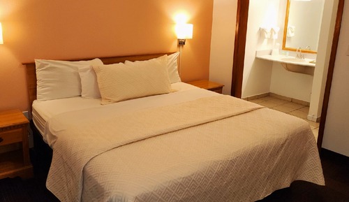 Standard Room, 1 King Bed