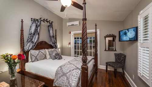 Silver Room – Standard in private Cottage (Adults 21+ Only)
