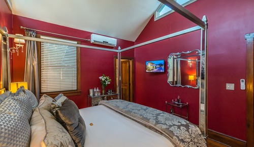 Platinum Room – Standard Room (Adults 21+ Only)