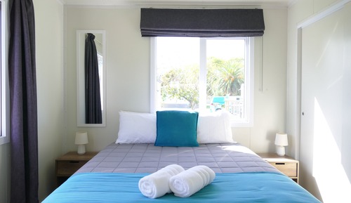 Premium Single Room, 1 Queen Bed, Non Smoking, Private Bathroom